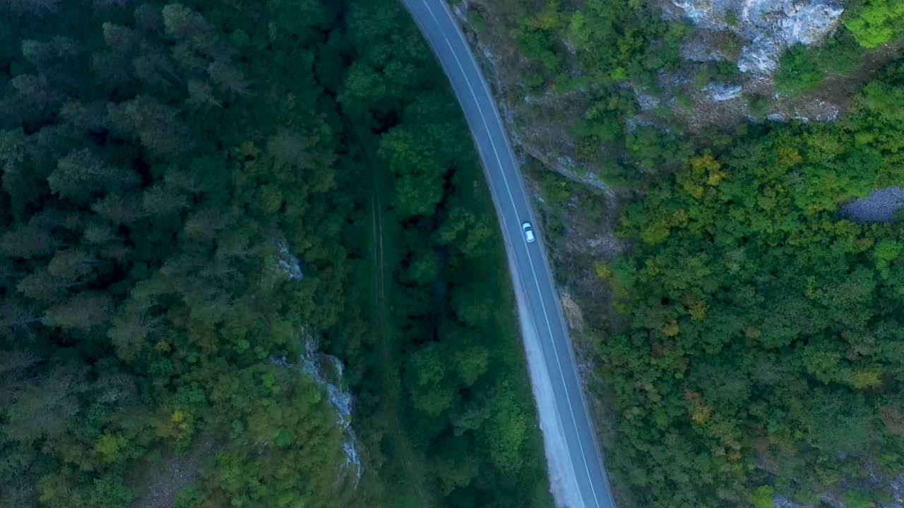 雾蒙蒙的早晨，日出和鸟瞰的道路视频素材