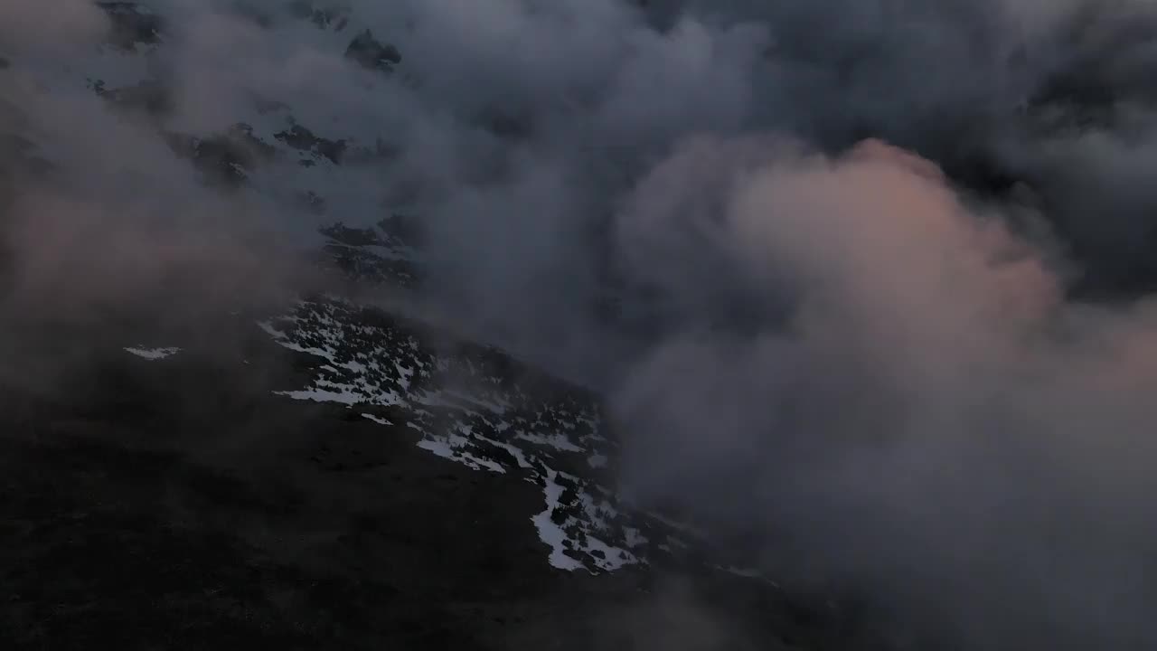 云中雷尼尔火山的鸟瞰图。倾斜无人机拍摄视频素材