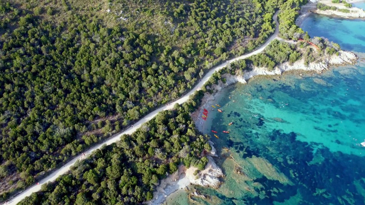 无人机拍摄的海边道路和意大利撒丁岛阿兰奇海湾的巴拉科尼海滩视频素材