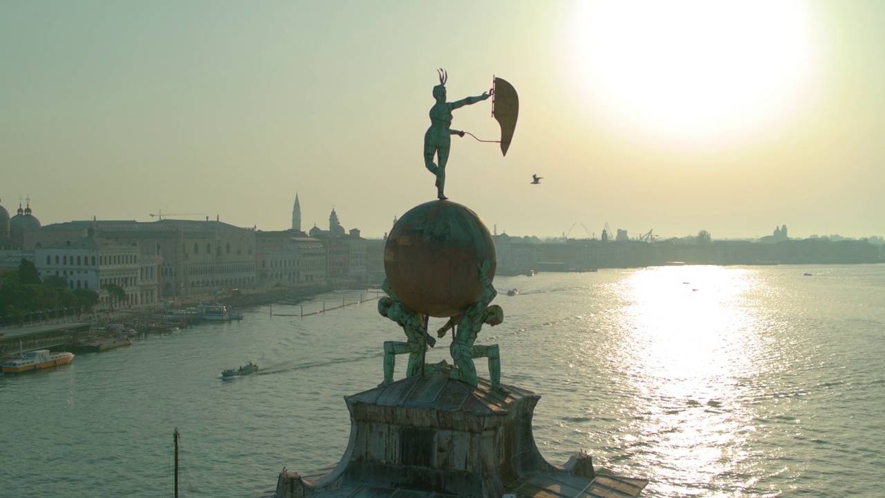 在阳光下的意大利威尼斯，鸟瞰图上的Punta Della Dogana和圣马可钟楼。4 k视频素材