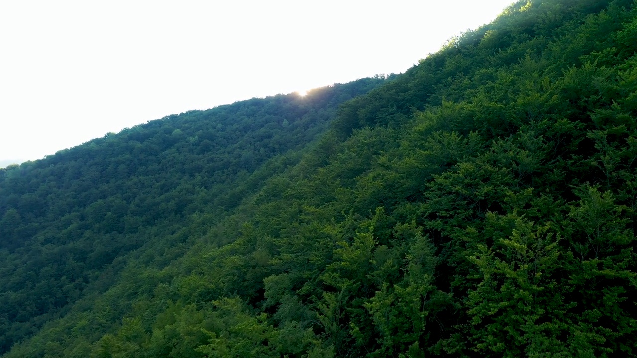 蜿蜒的山路。日出视频素材