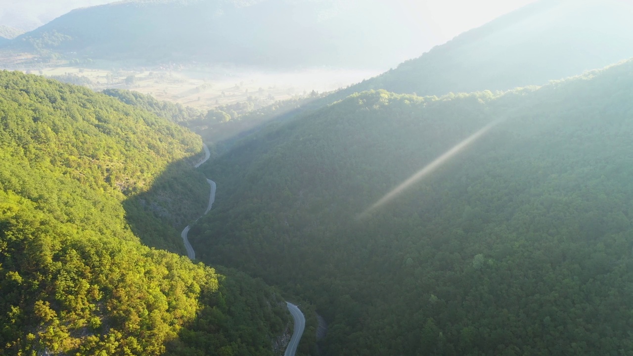 蜿蜒的山路。日出视频下载