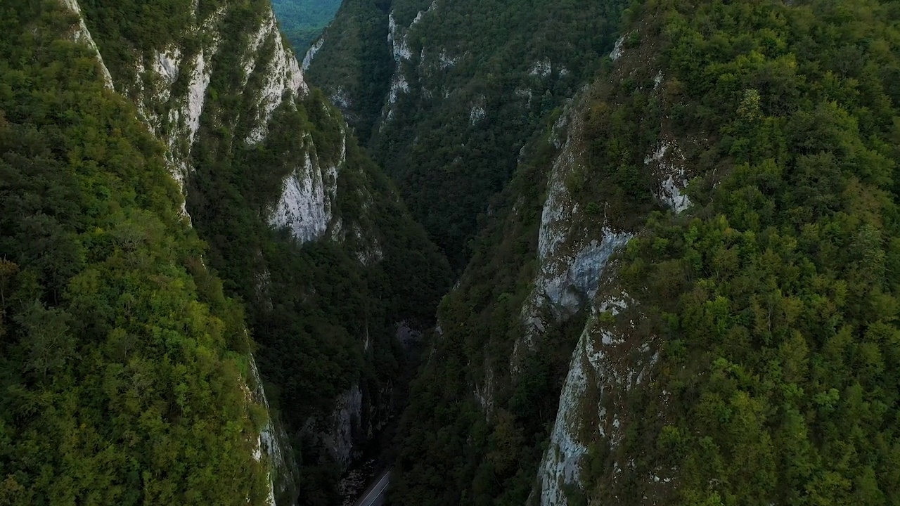 峡谷、河流和水坝。视频素材