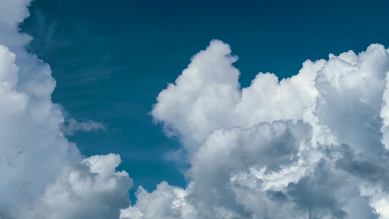 夏日蓝天上，雷暴前形成的白色蓬松积雨云。移动和变化的云景天气视频素材