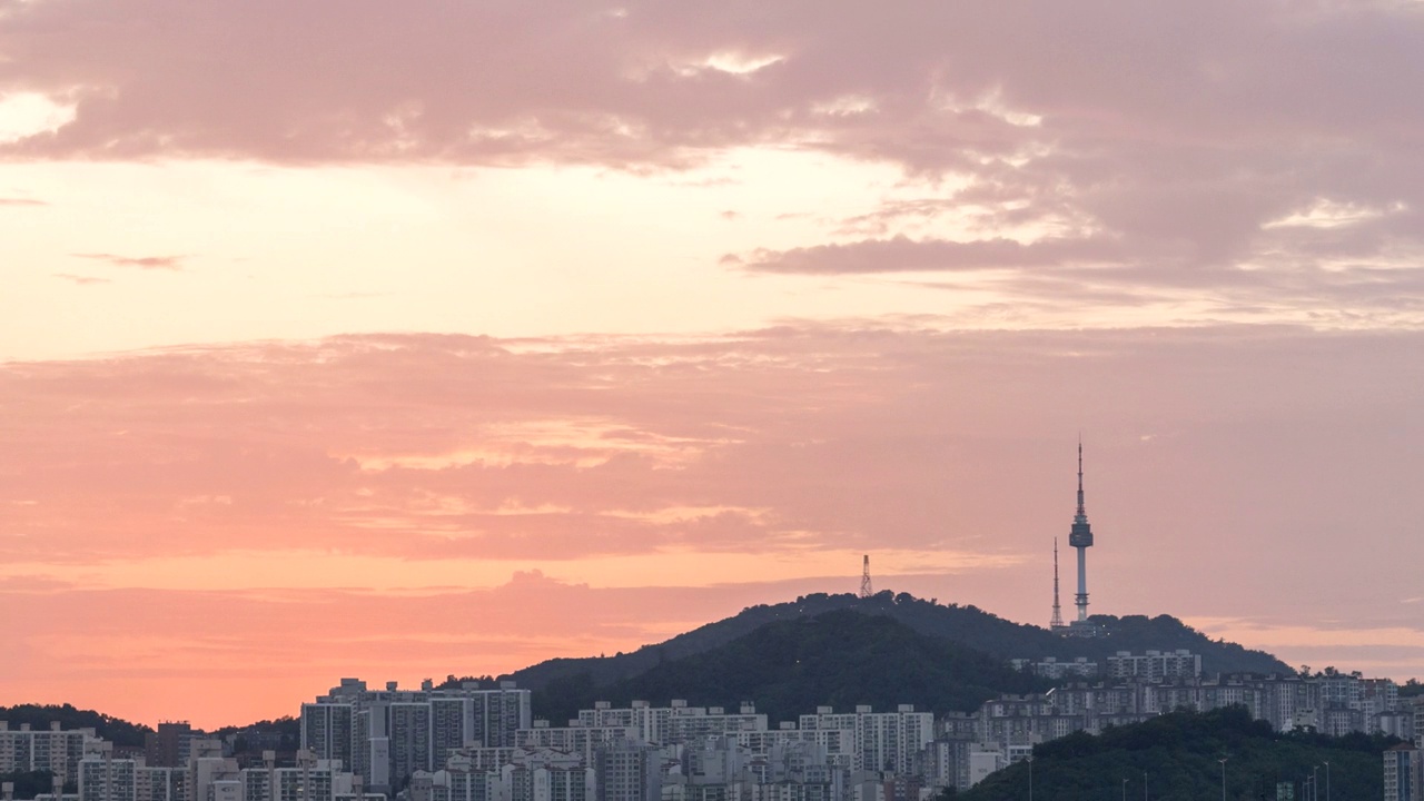 韩国首尔城东区南山首尔塔附近的市中心日落视频素材