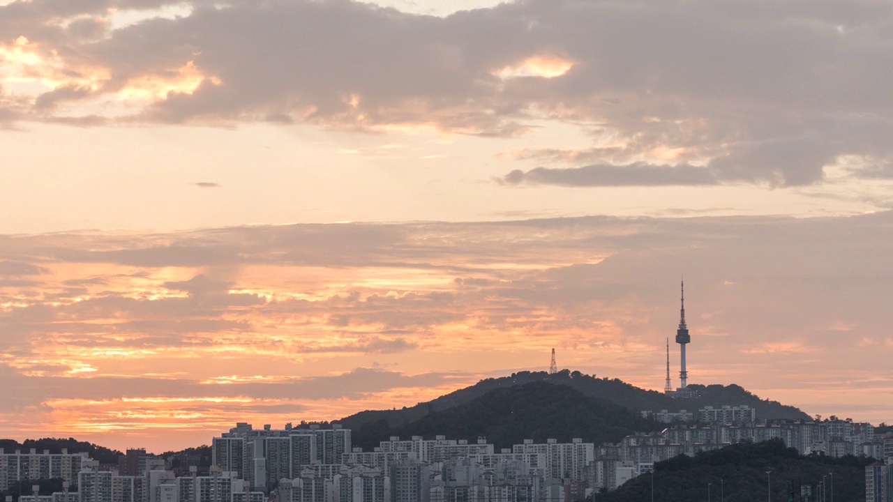 韩国首尔城东区南山首尔塔附近的市中心日落视频素材