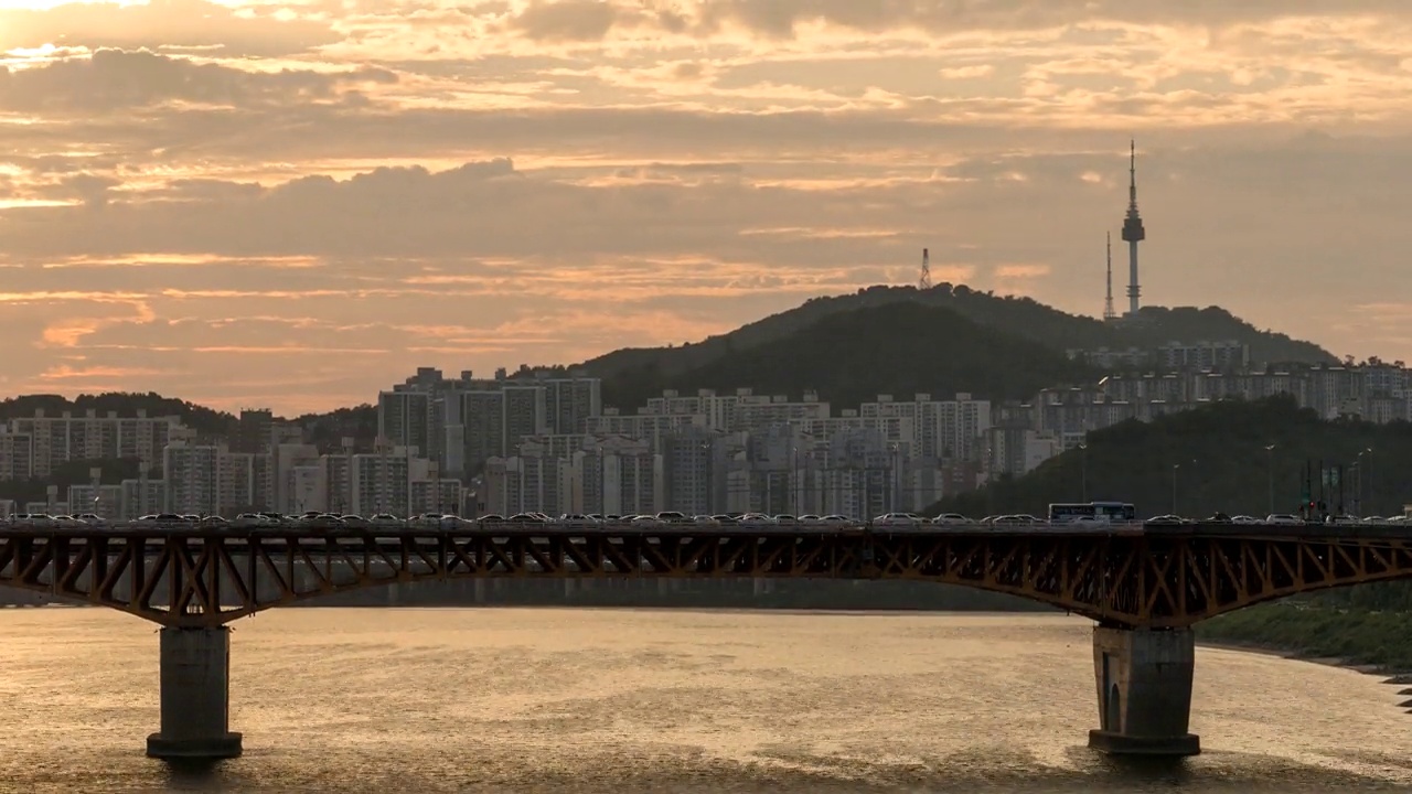 汉江，圣水大桥，南山首尔塔，市中心，车辆移动和日落/首尔城东区，韩国视频素材