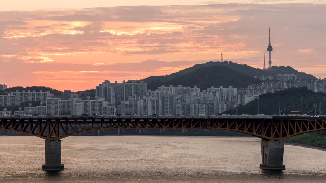 汉江，圣水大桥，南山首尔塔，市中心，车辆移动和日落/首尔城东区，韩国视频素材