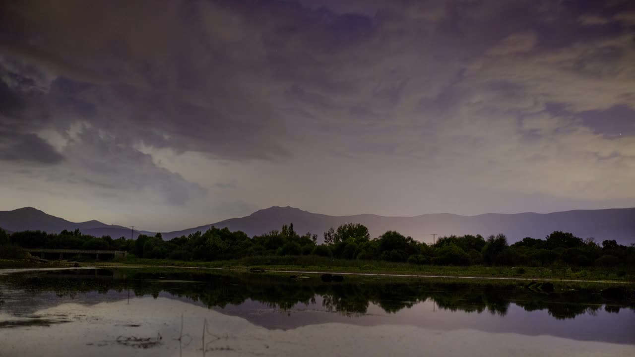 洛索亚山谷夜间的风暴视频素材