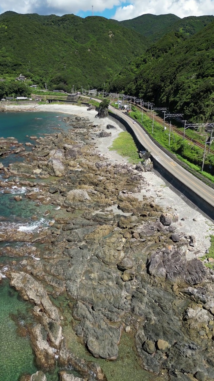 无人机的垂直拍摄的道路和山的海岸视频素材