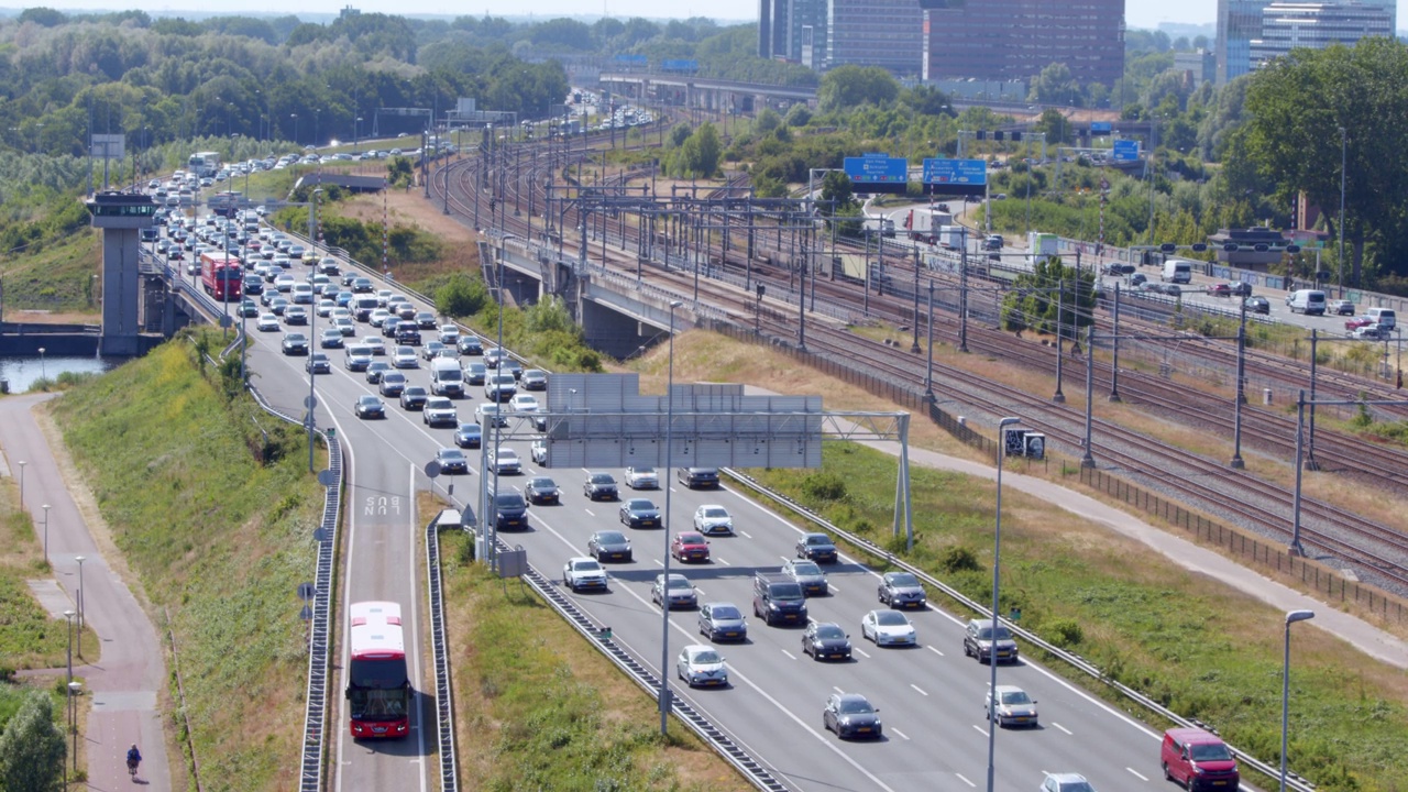 荷兰阿姆斯特丹A10高速公路交通拥堵鸟瞰图。视频素材