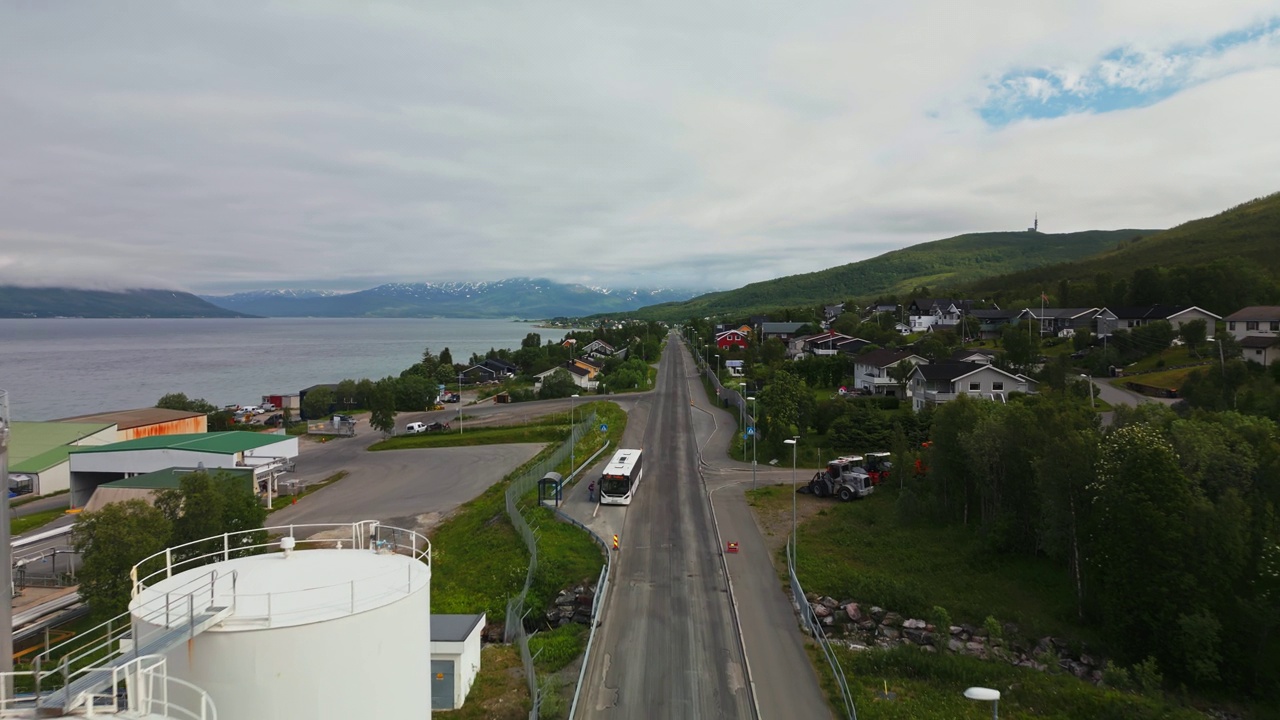 在挪威特罗姆瑟的沿海公路上空飞行。空中视频素材