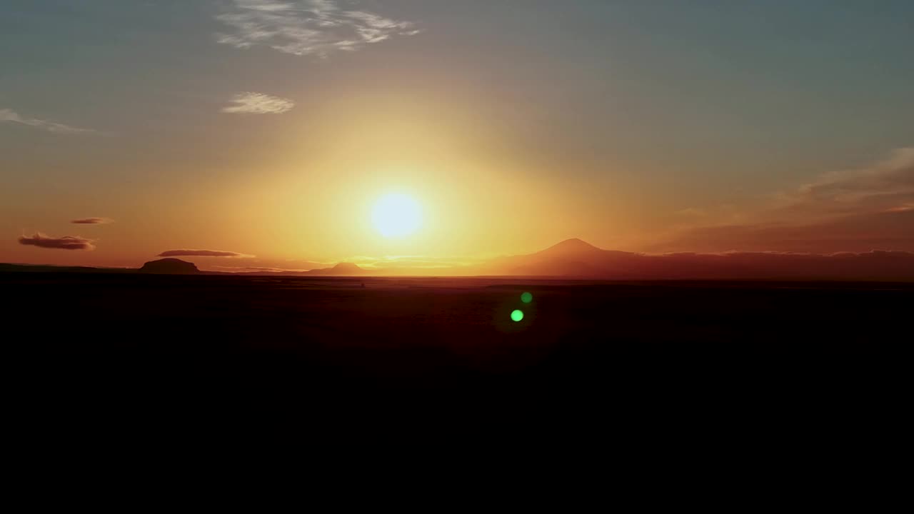 冰岛南部Hekla火山日出时金色天空的风景如画。-天线宽度视频素材