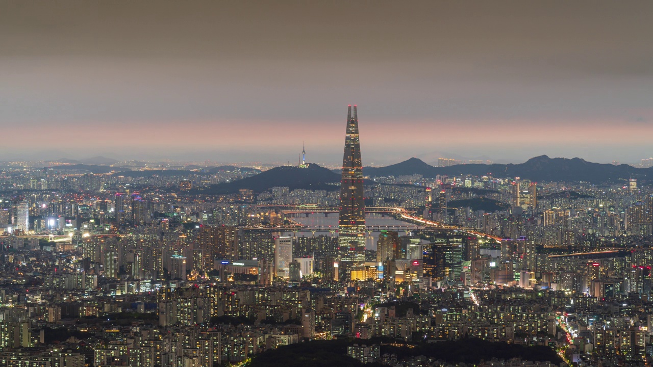 南汉山城观景台、南山首尔塔、蚕室、乐天世界塔、汉江、公寓和白天和黑夜的日落/首尔松坡区，韩国视频素材