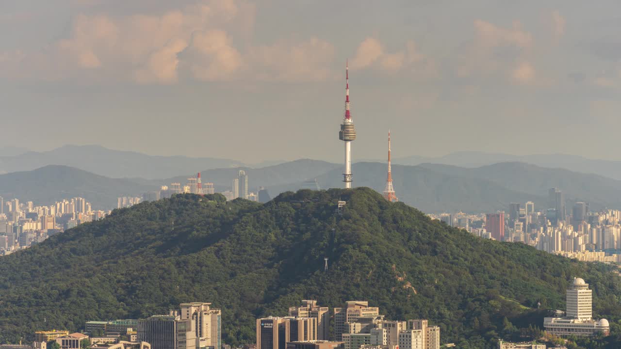 仁王山、马巴维天文台、南山首尔塔、白天的缆车和云/首尔，韩国视频素材