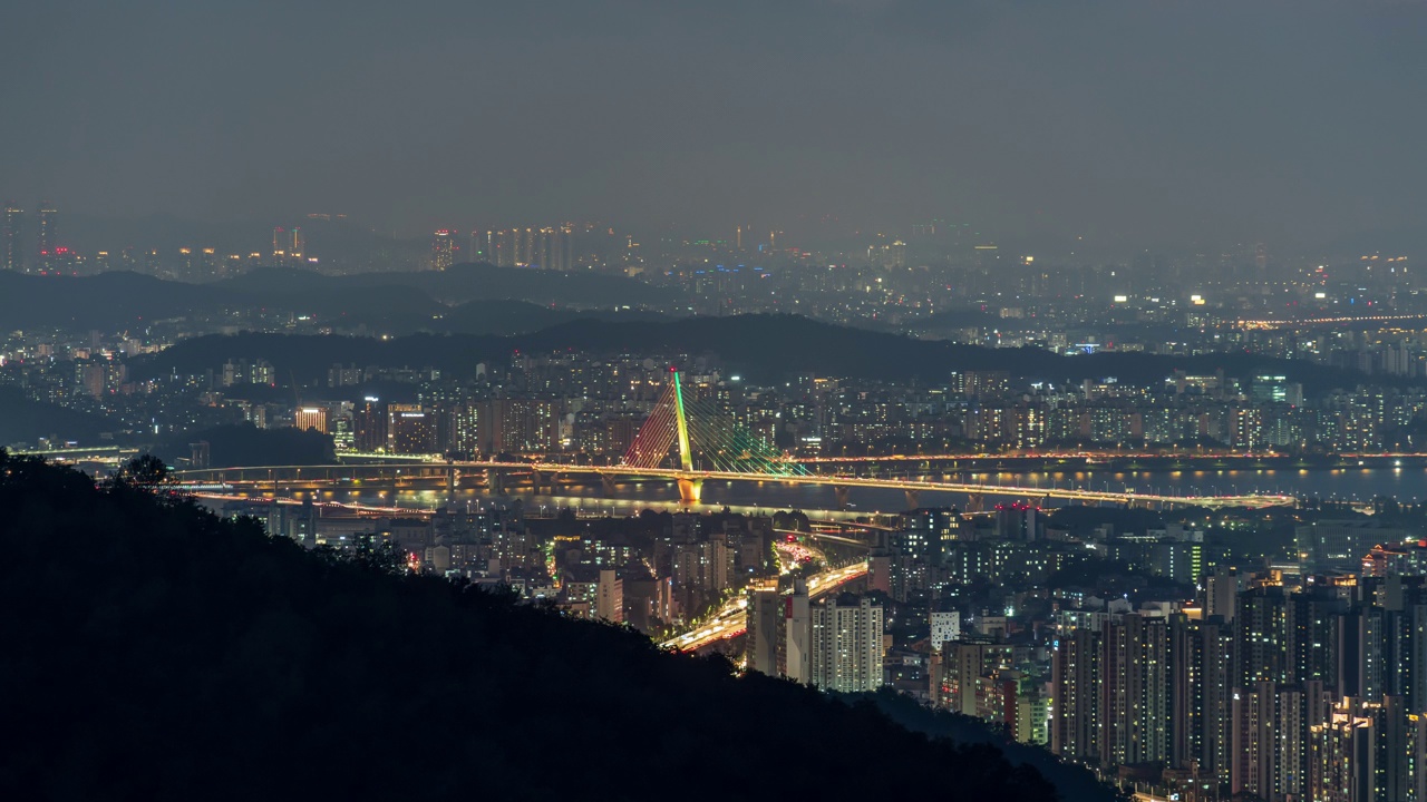 韩国首尔麻浦区，仁王山、前尾天文台、汉江、世界杯大桥、公寓的夜景视频素材