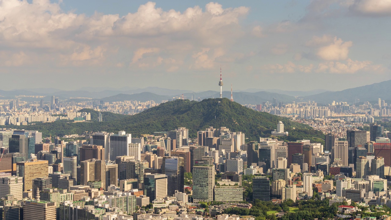 仁王山、前尾天文台、南山首尔塔、建筑物和白天的云/韩国首尔中区钟路区视频素材