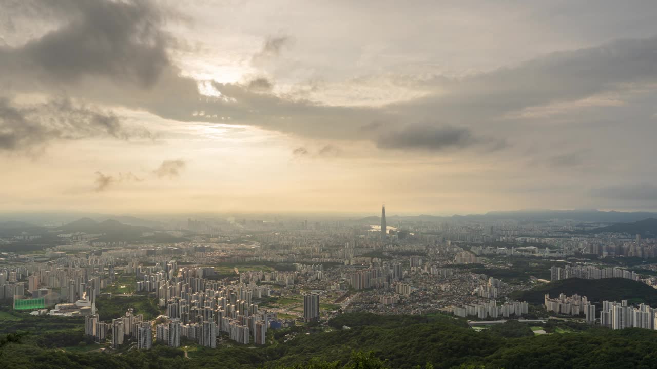 南汉山城、观景台、南山首尔塔、乐天世界塔、汉江、汝矣岛、江南、建筑物、公寓、白天的乌云和日落/韩国首尔视频素材