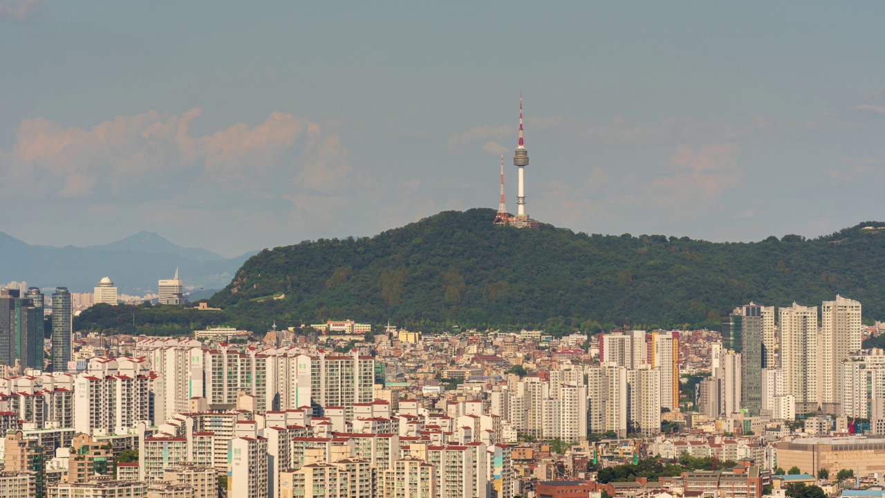 南山首尔大厦，南山公园，高层公寓和白天的云彩/首尔龙山区，韩国视频素材