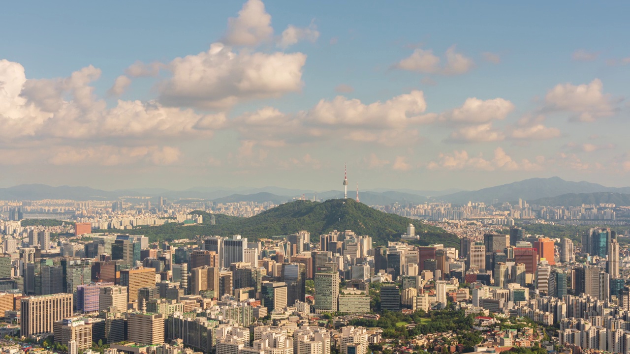 仁王山、前尾天文台、南山首尔塔、建筑物和白天的云/韩国首尔中区钟路区视频素材