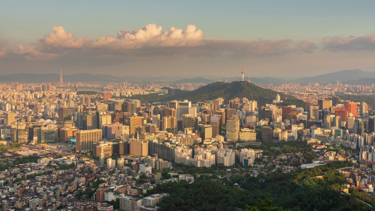 仁王山、前尾天文台、南山首尔塔、建筑物、景福宫、光化门、云和日落/韩国首尔中区钟路区视频素材