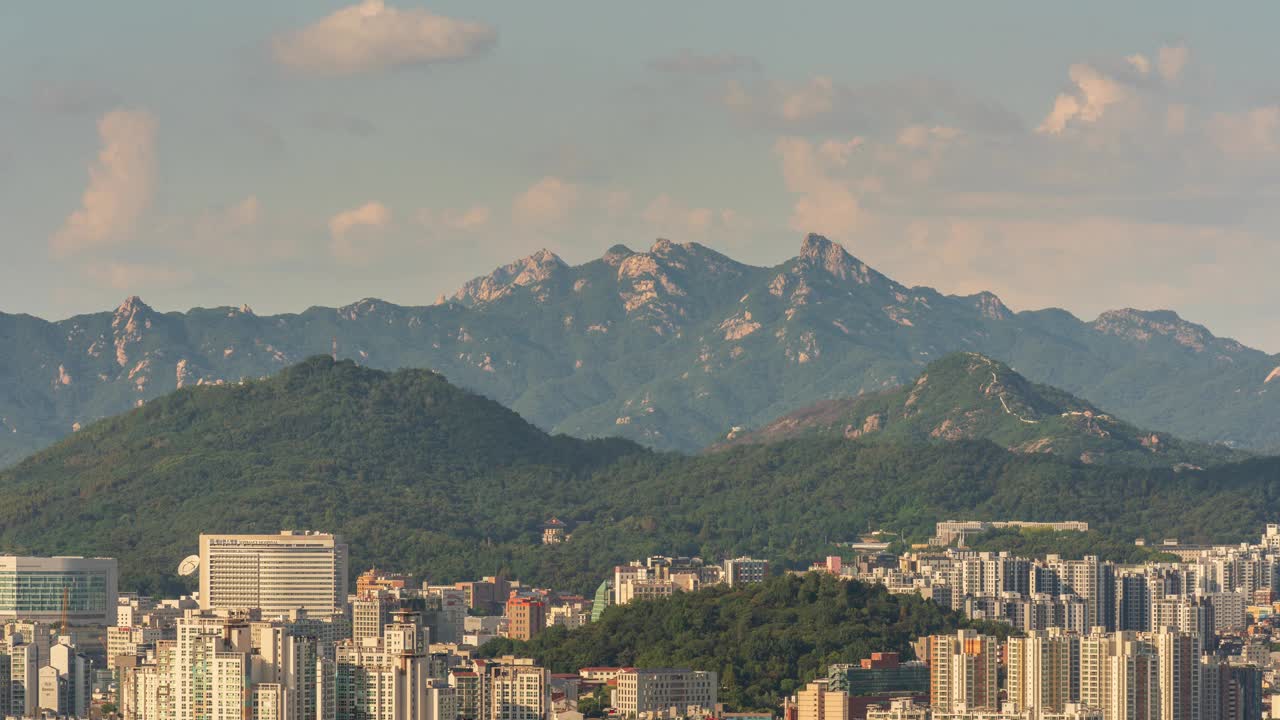 汉江、北汉山、安山、仁王山、医院、公寓、白天的云/韩国首尔西大门区视频素材