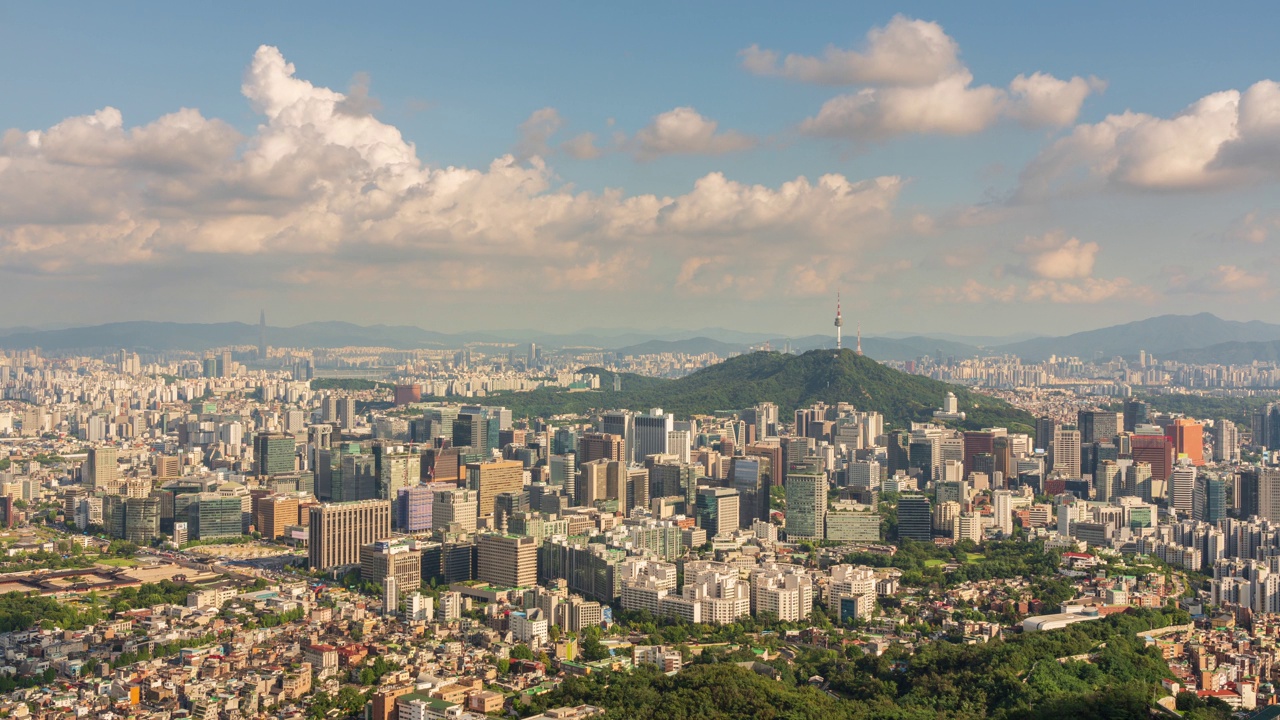 仁王山、前尾天文台、南山首尔塔、建筑物、景福宫、光化门、白天的云/韩国首尔中区钟路区视频素材