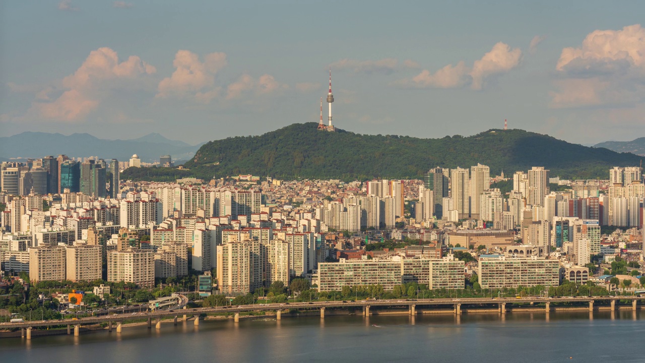 汉江、南山首尔大厦、南山公园、高层公寓、江边高速公路、白天的云/首尔龙山区视频素材