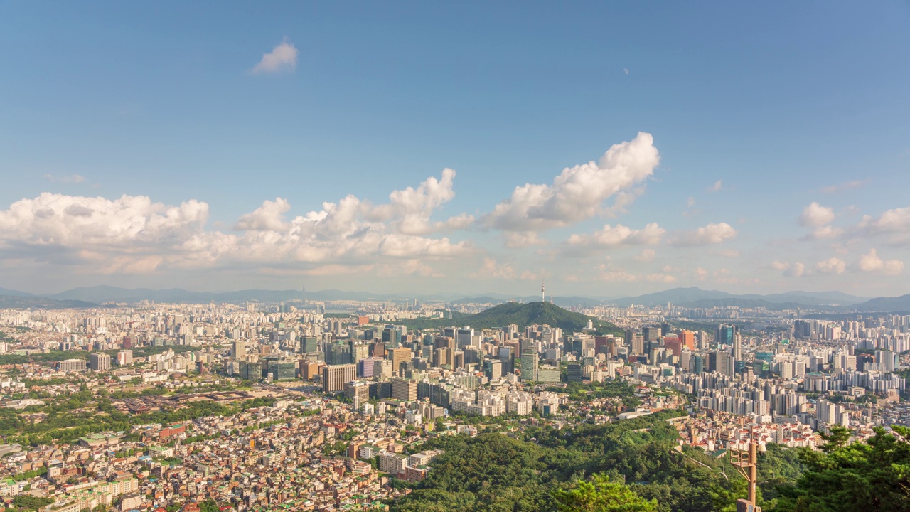 仁王山、前尾天文台、南山首尔塔、建筑物、景福宫、光化门、白天的云/韩国首尔中区钟路区视频素材