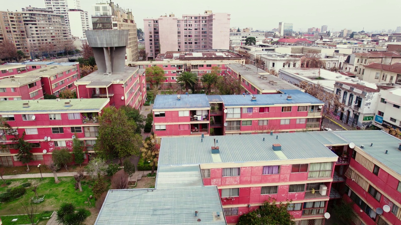 智利圣地亚哥市中心的住宅和老建筑上的天桥，70年代的建筑，屋顶上的储水箱。视频素材