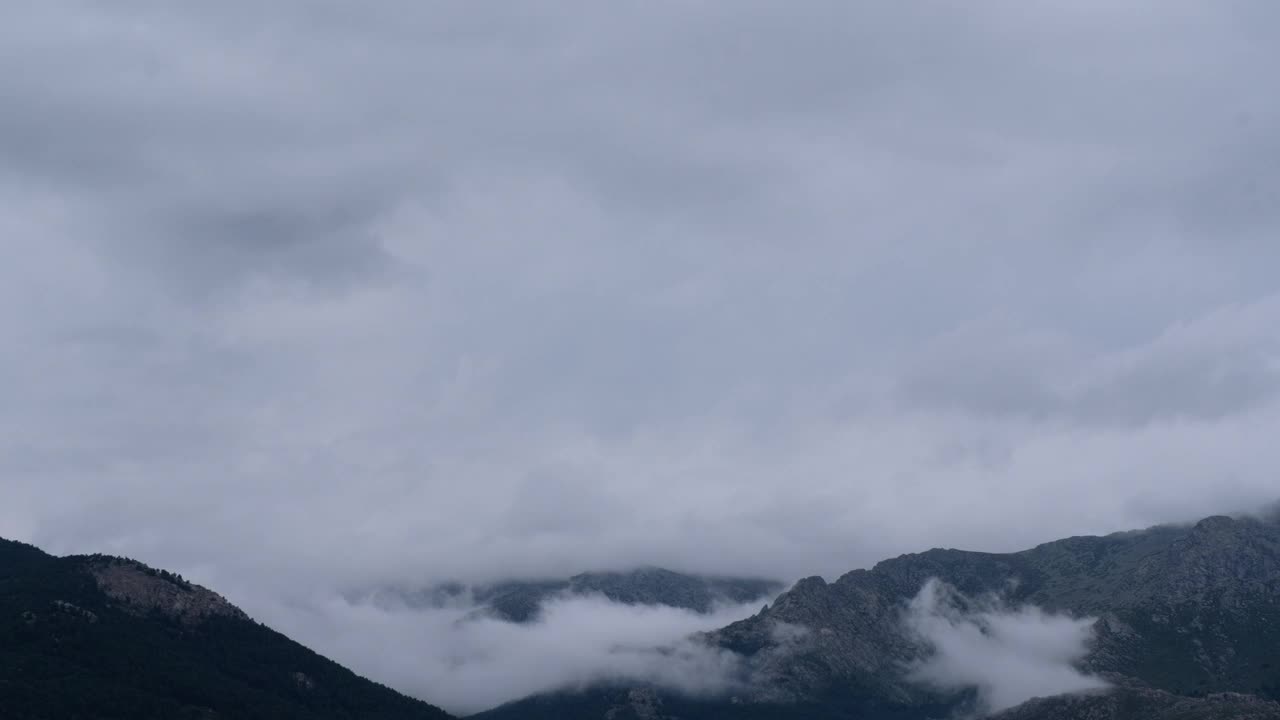 美丽的空灵山上坡雾视频1080p高分辨率浅色自然地段天空的想法旅行美丽的大气视频下载