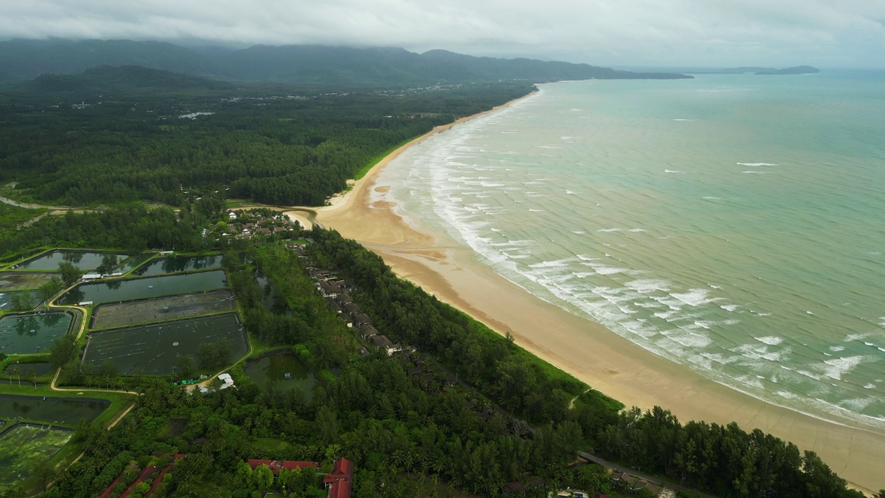 泰国考拉克村海滩海岸线，靠近海滩的农业用地视频素材