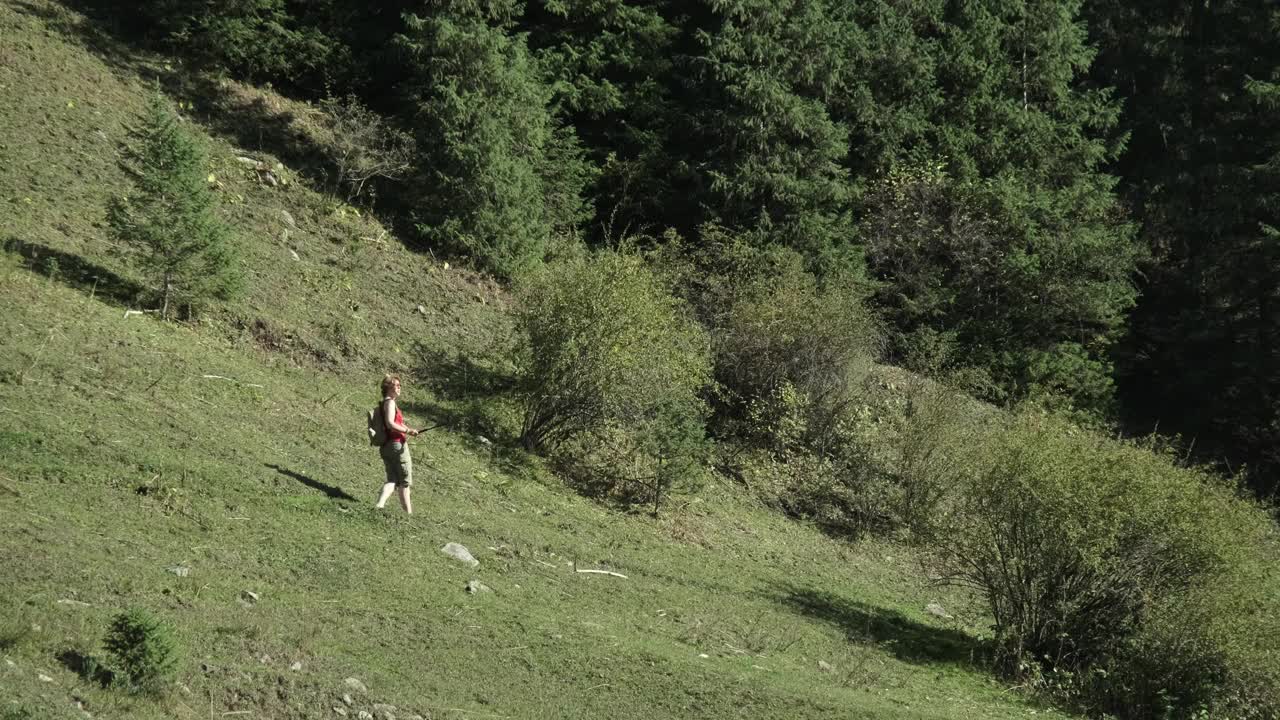 女游客在山林中徒步旅行并拍摄自己的视频视频素材