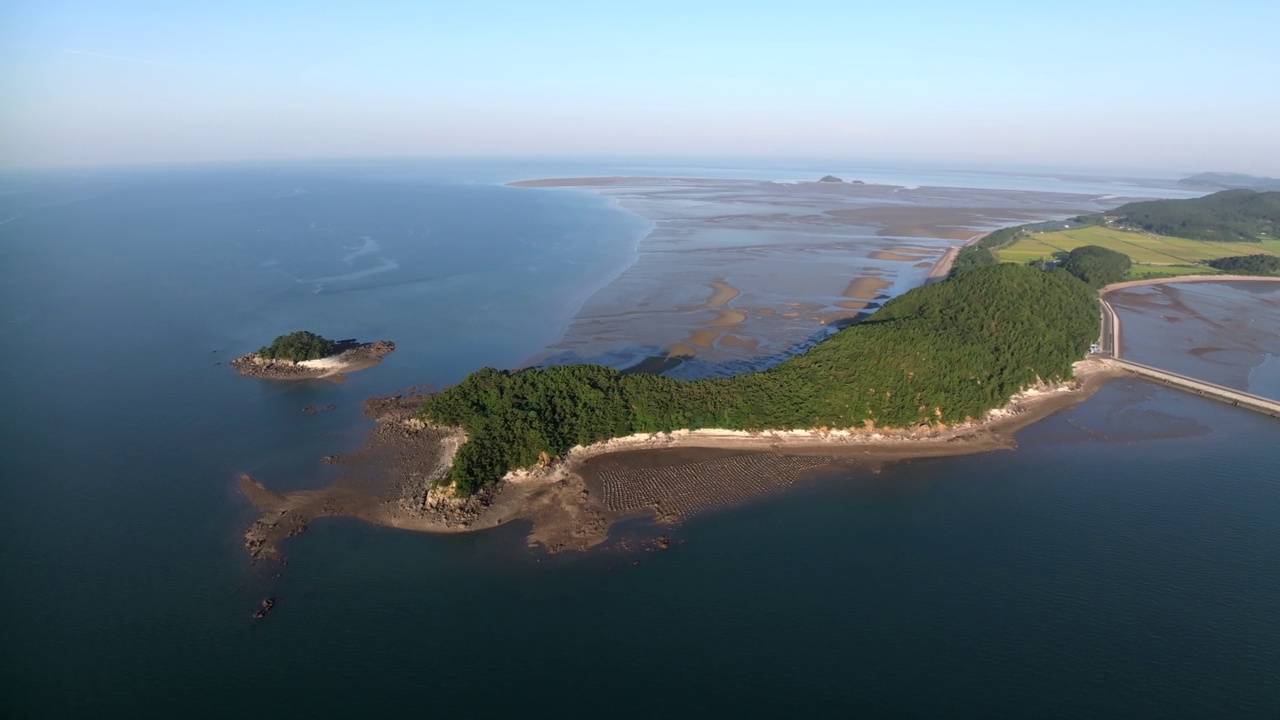 竹门岛、村庄、光伏电站、太阳能电池板、农田、大海、泥滩和日出的自然风光/韩国仁川江华郡视频素材