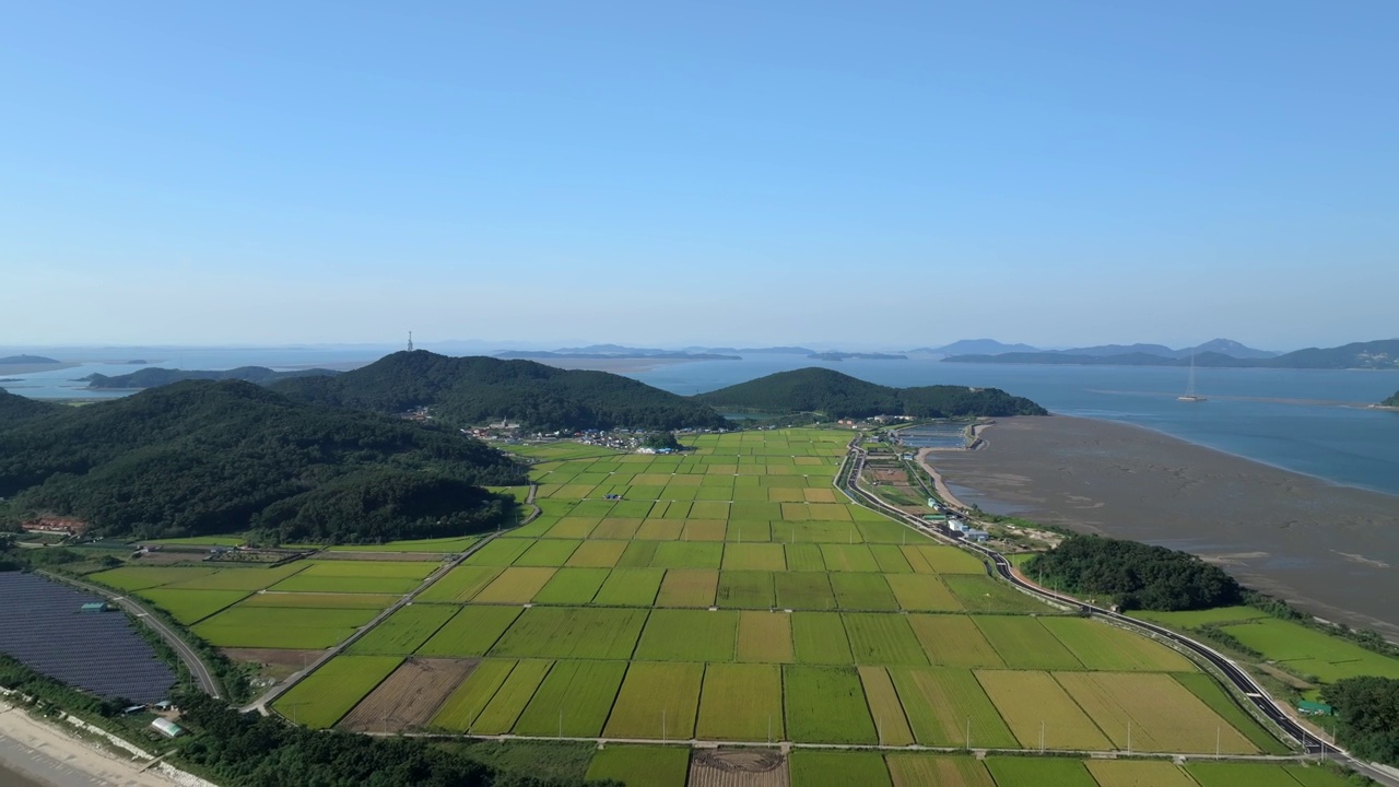 竹月岛、村庄、农田、大海、泥滩的自然风光/韩国仁川江华郡视频素材