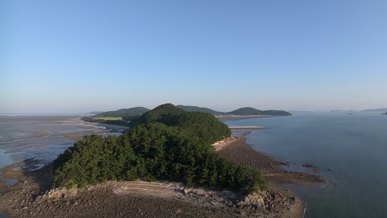 竹门岛、村庄、光伏电站、太阳能电池板、农田、大海、泥滩和日出的自然风光/韩国仁川江华郡视频素材