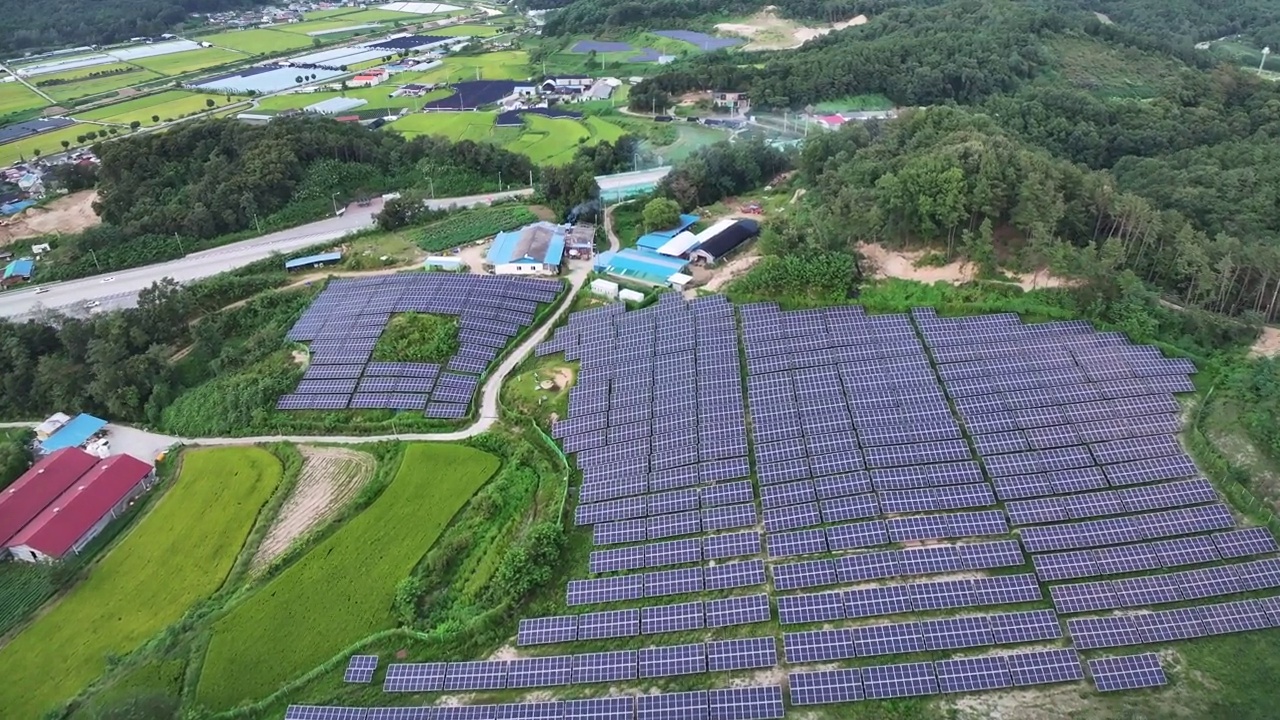 光伏发电站和太阳能电池板/韩国京畿道骊州市视频素材