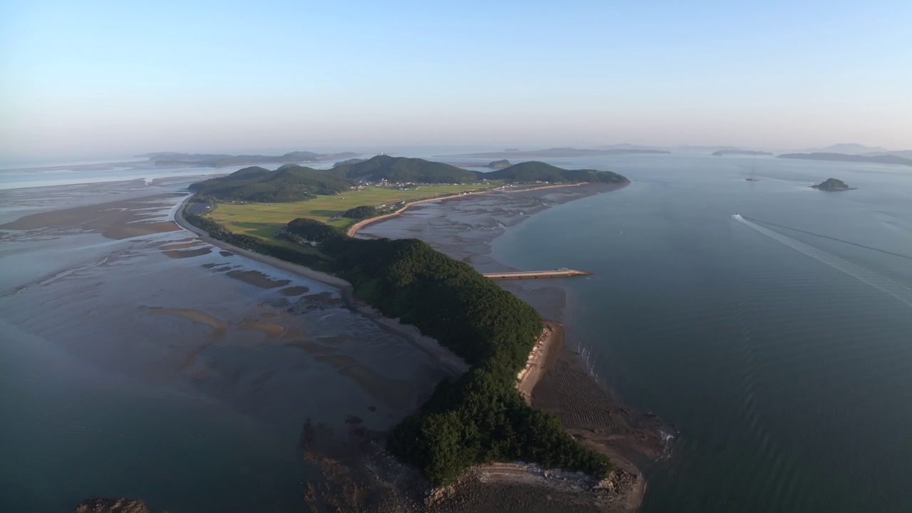 竹门岛、村庄、光伏电站、太阳能电池板、农田、大海、泥滩和日出的自然风光/韩国仁川江华郡视频素材