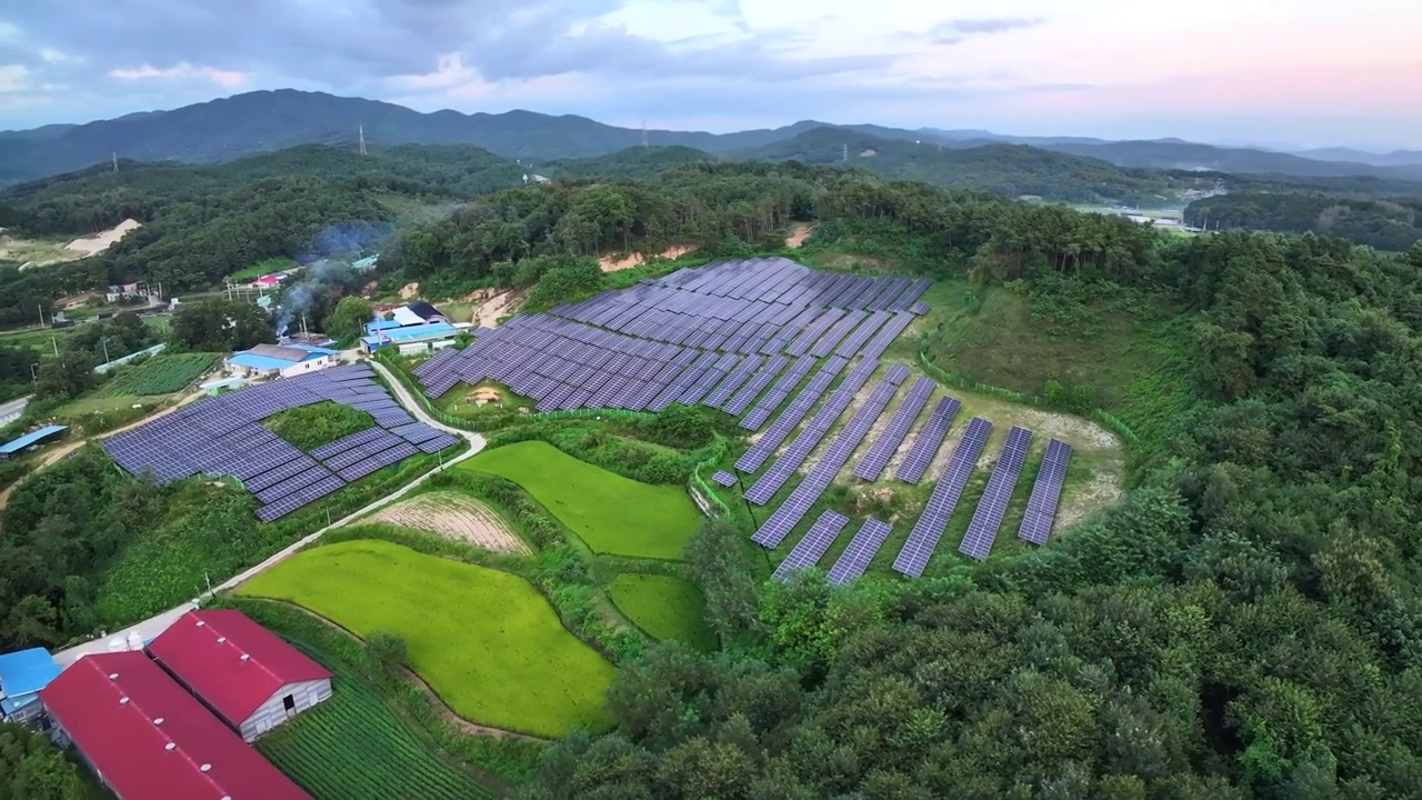 自然风光的光伏电站，太阳能电池板和日落/骊州，京畿道，韩国视频素材