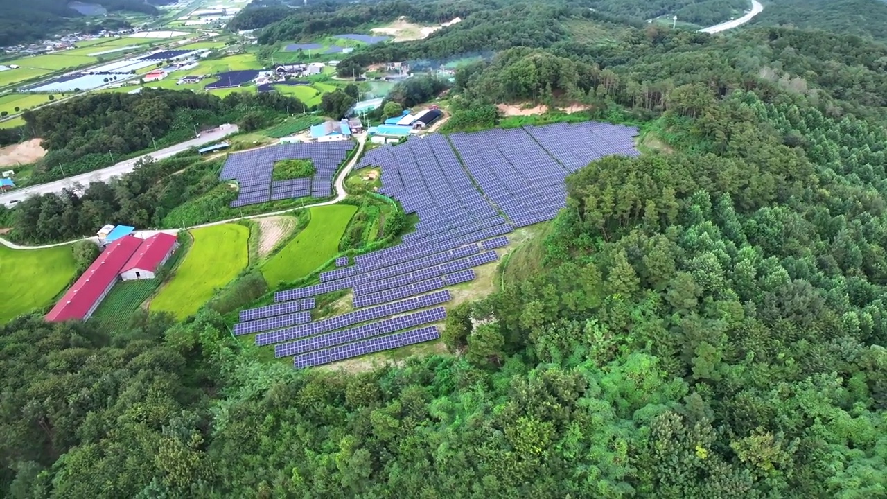 光伏发电站和太阳能电池板/韩国京畿道骊州市视频素材