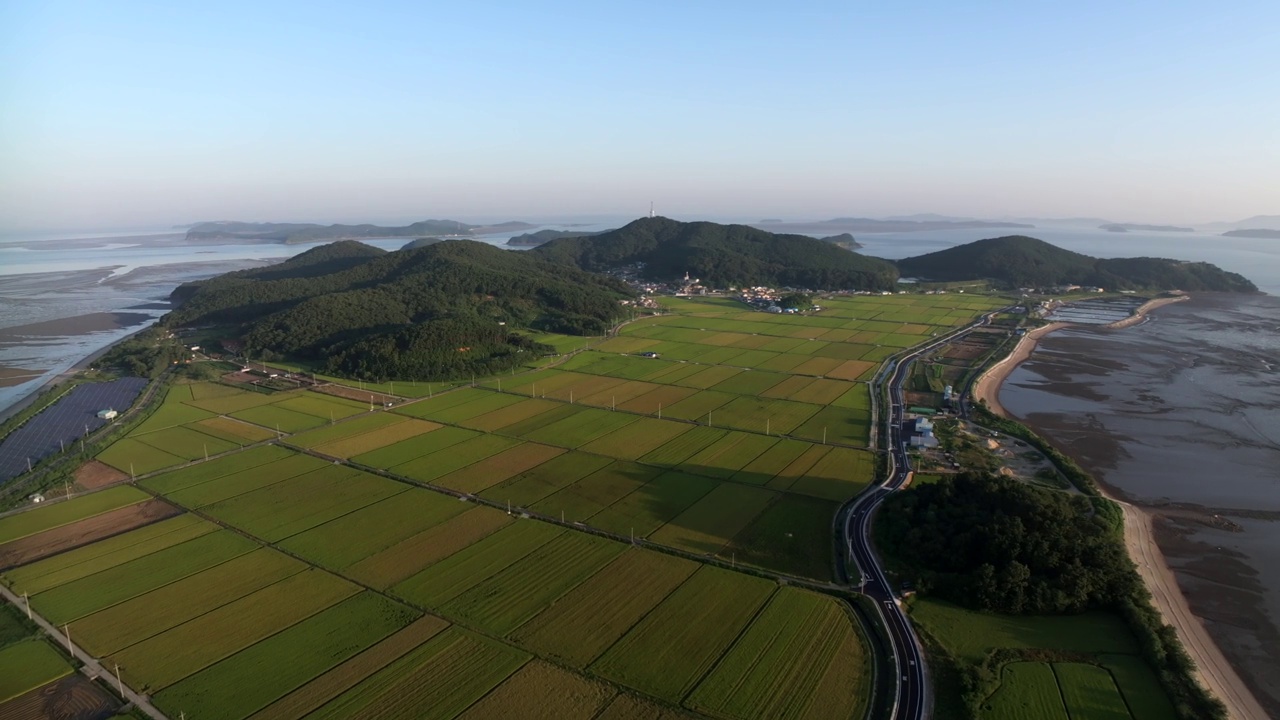 竹门岛、村庄、光伏电站、太阳能电池板、农田、大海、泥滩和日出的自然风光/韩国仁川江华郡视频素材