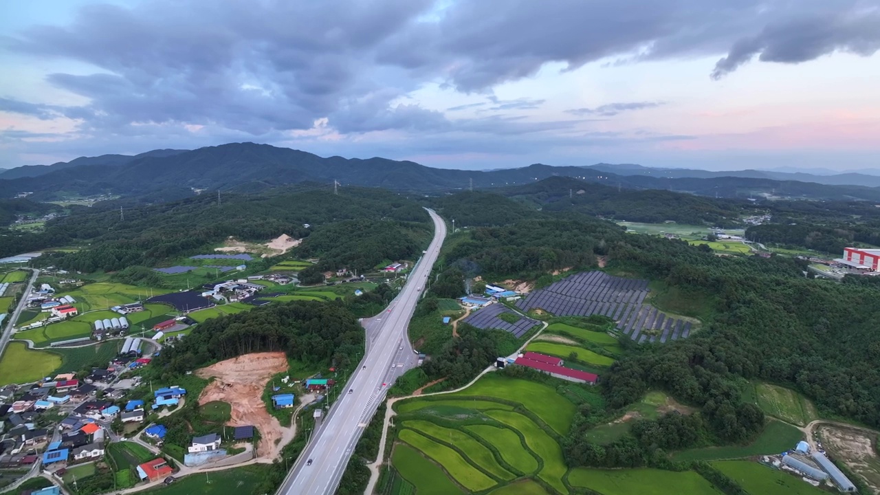 光州-原州高速公路、村庄、农田、光伏电站、太阳能电池板和日落的自然风光/韩国京畿道骊州视频素材