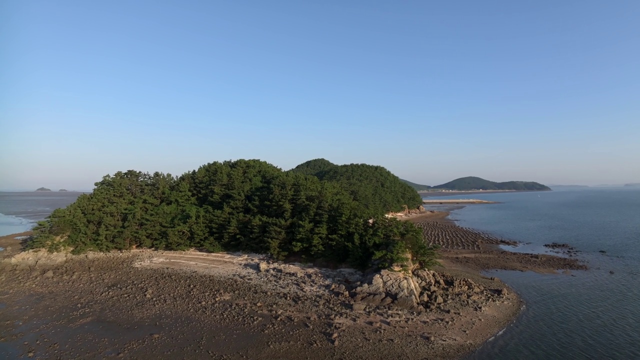 竹门岛、村庄、光伏电站、太阳能电池板、农田、大海、泥滩和日出的自然风光/韩国仁川江华郡视频素材