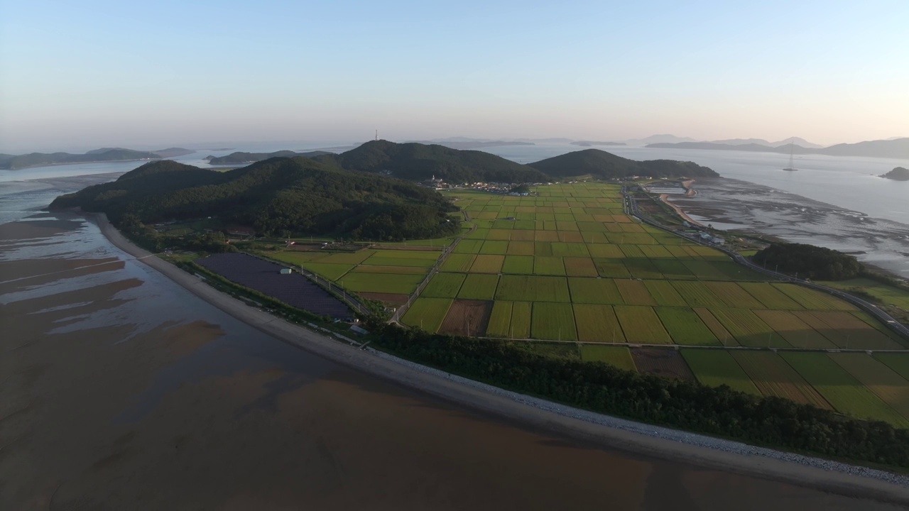 竹门岛、村庄、光伏电站、太阳能电池板、农田、大海、泥滩和日出的自然风光/韩国仁川江华郡视频素材