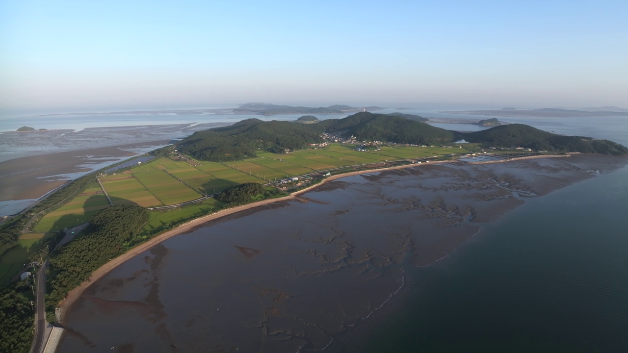 竹门岛、村庄、光伏电站、太阳能电池板、农田、大海、泥滩和日出的自然风光/韩国仁川江华郡视频素材