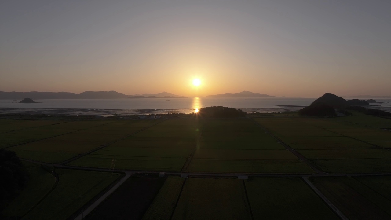 竹门岛、村庄、光伏电站、太阳能电池板、农田、大海、泥滩和日出的自然风光/韩国仁川江华郡视频素材