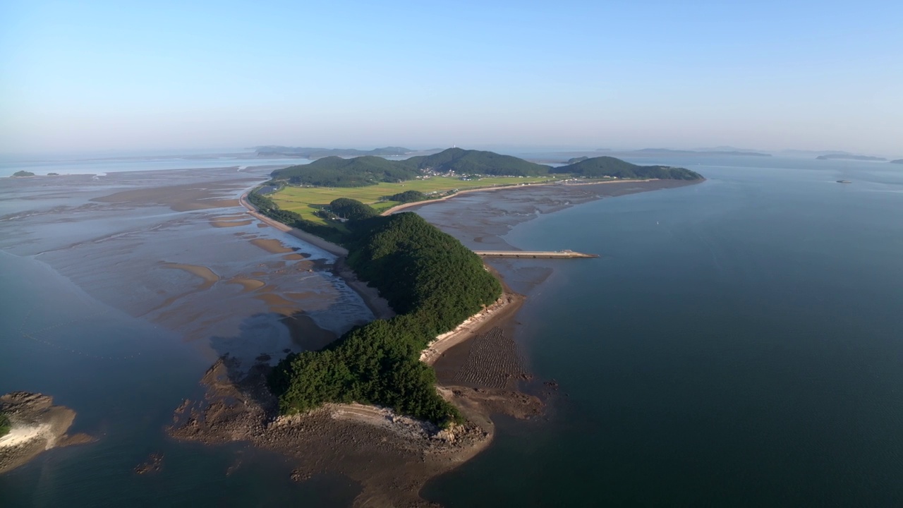 竹门岛、村庄、光伏电站、太阳能电池板、农田、大海、泥滩和日出的自然风光/韩国仁川江华郡视频素材