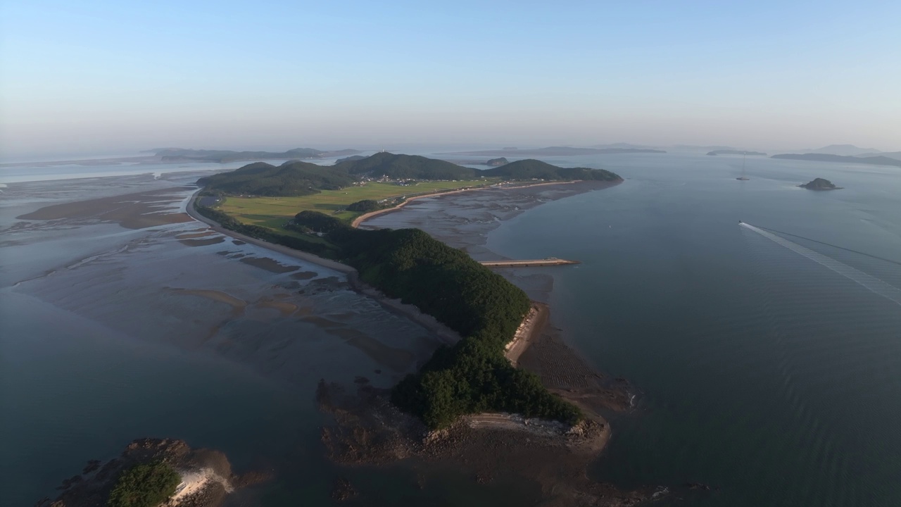 竹门岛、村庄、光伏电站、太阳能电池板、农田、大海、泥滩和日出的自然风光/韩国仁川江华郡视频素材