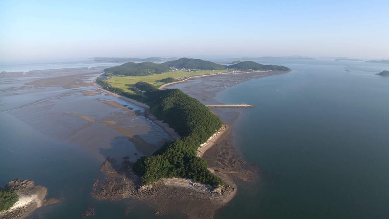 竹门岛、村庄、光伏电站、太阳能电池板、农田、大海、泥滩和日出的自然风光/韩国仁川江华郡视频素材