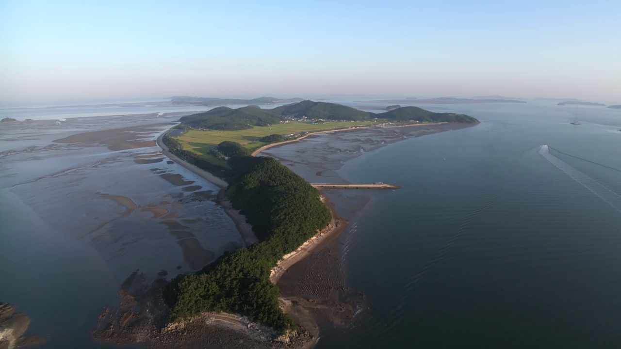 竹门岛、村庄、光伏电站、太阳能电池板、农田、大海、泥滩和日出的自然风光/韩国仁川江华郡视频素材